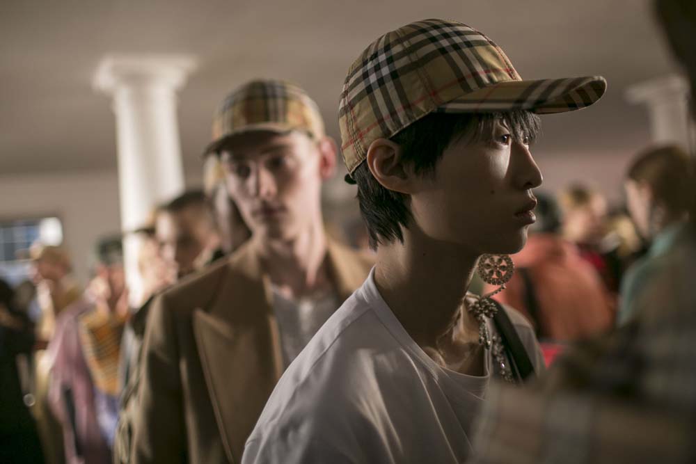 Burberry aumenta o controlo comprando fornecedor de longa data