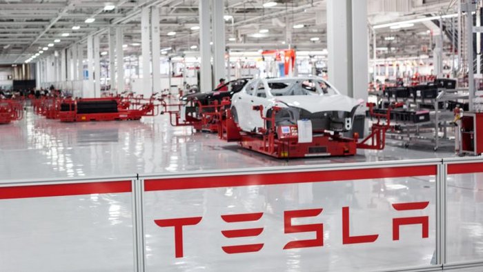 Tesla quer pôr os clientes a produzir os seus carros