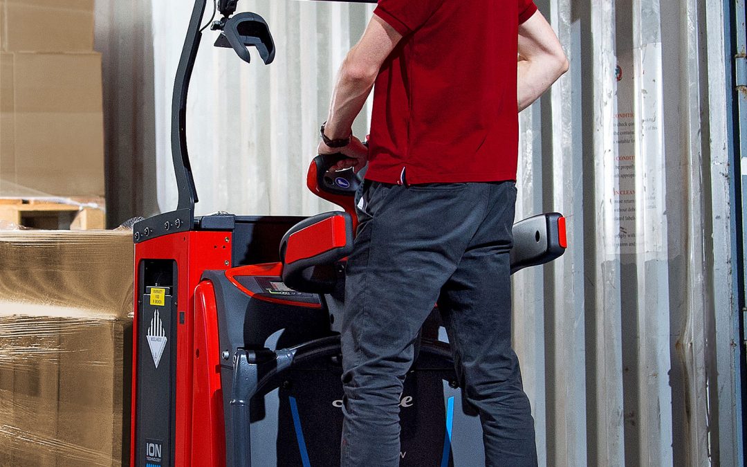 Linde lança novos porta-paletes e stackers duplos