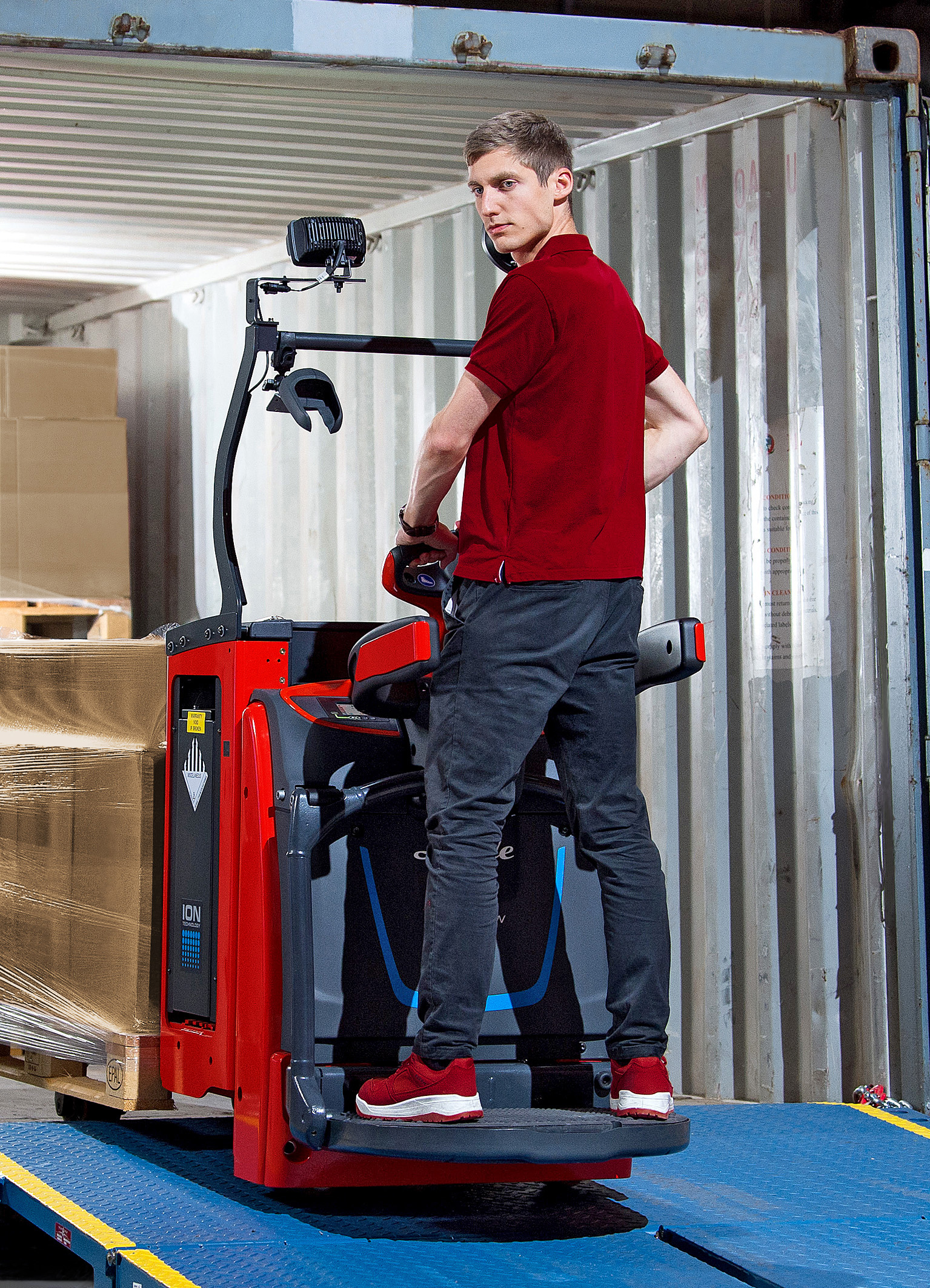Linde lança novos porta-paletes e stackers duplos