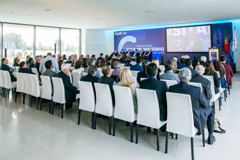 Congresso debate os desafios da economia digital na actividade transitária