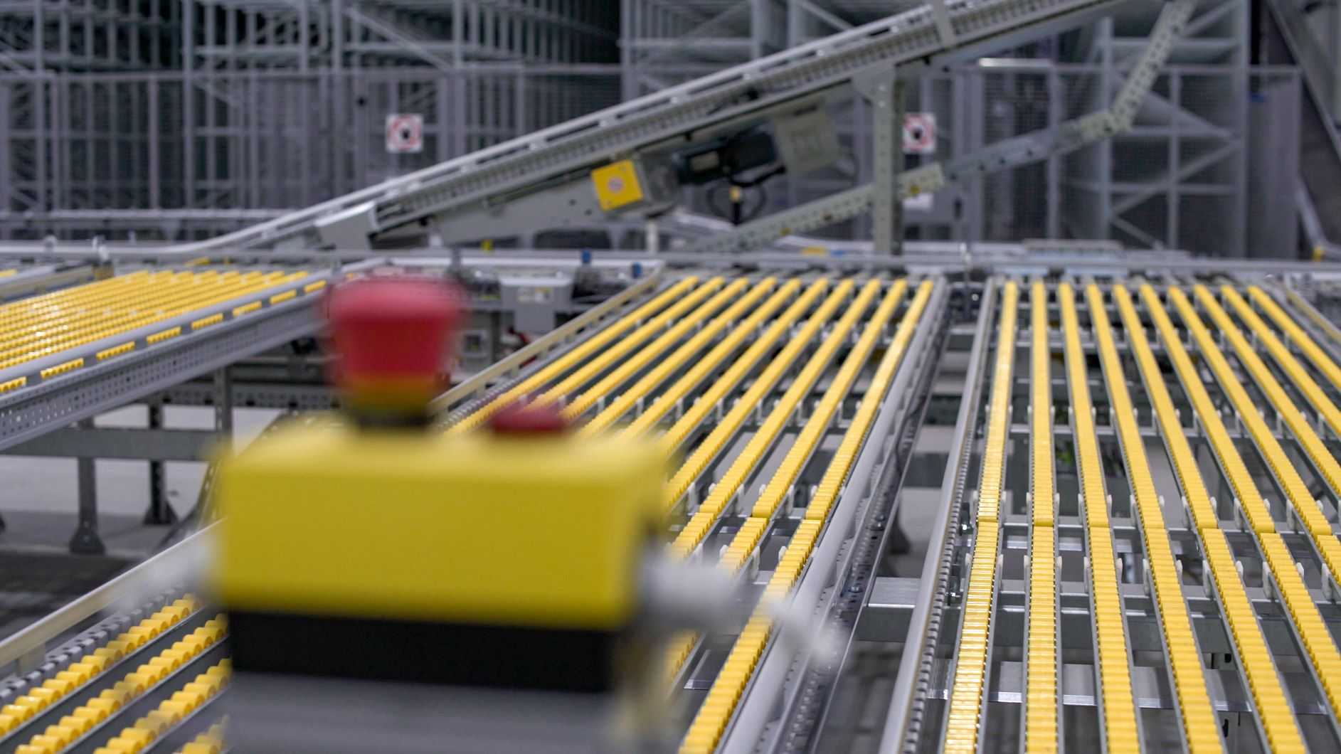 Armazém automático do novo centro logístico da Tiffosi fornecido pela SSI Schaefer