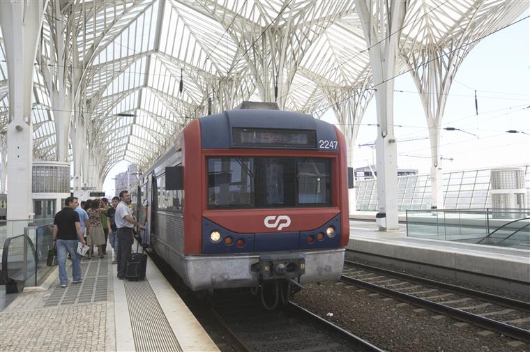 CP paga estacionamento por locomotivas que considera sucata, Comboios