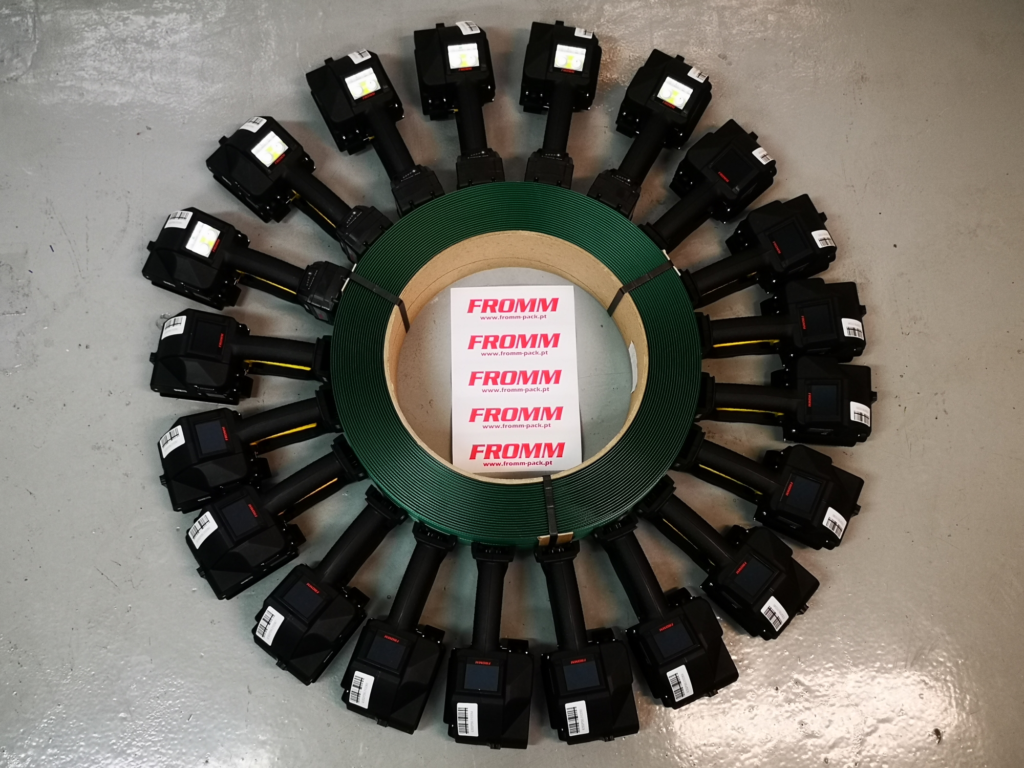 FROMM entrega 20 máquinas de cintar digitais