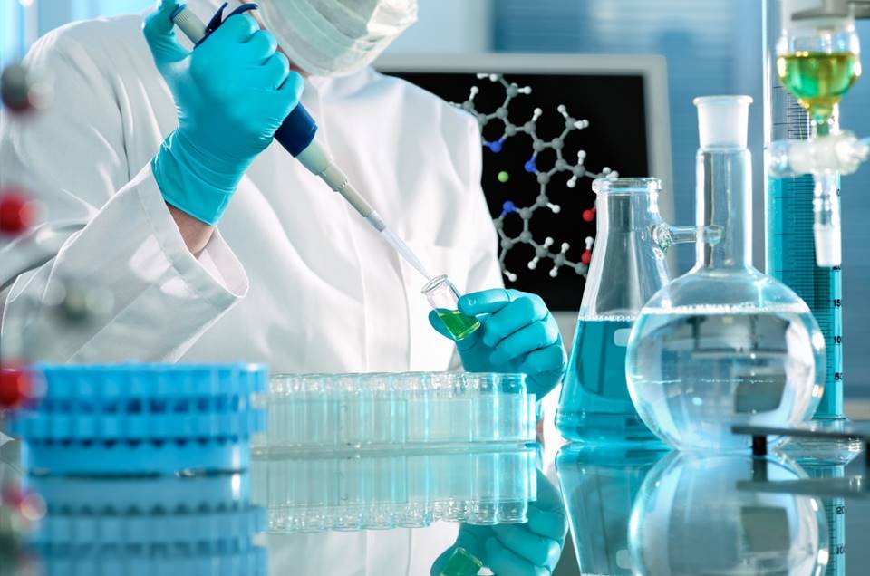 Indústria farmacêutica procura atingir produção de 10 mil milhões de vacinas em 2021