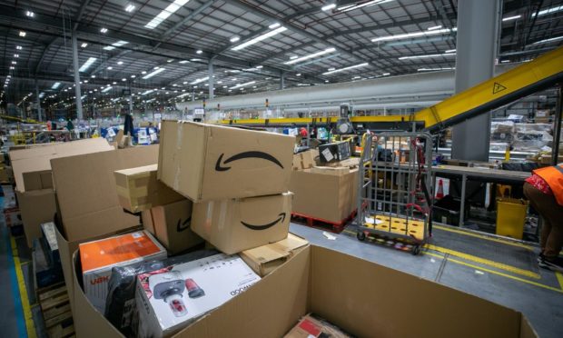 Milhares de produtos da Amazon em armazém na Escócia são destruídos semanalmente