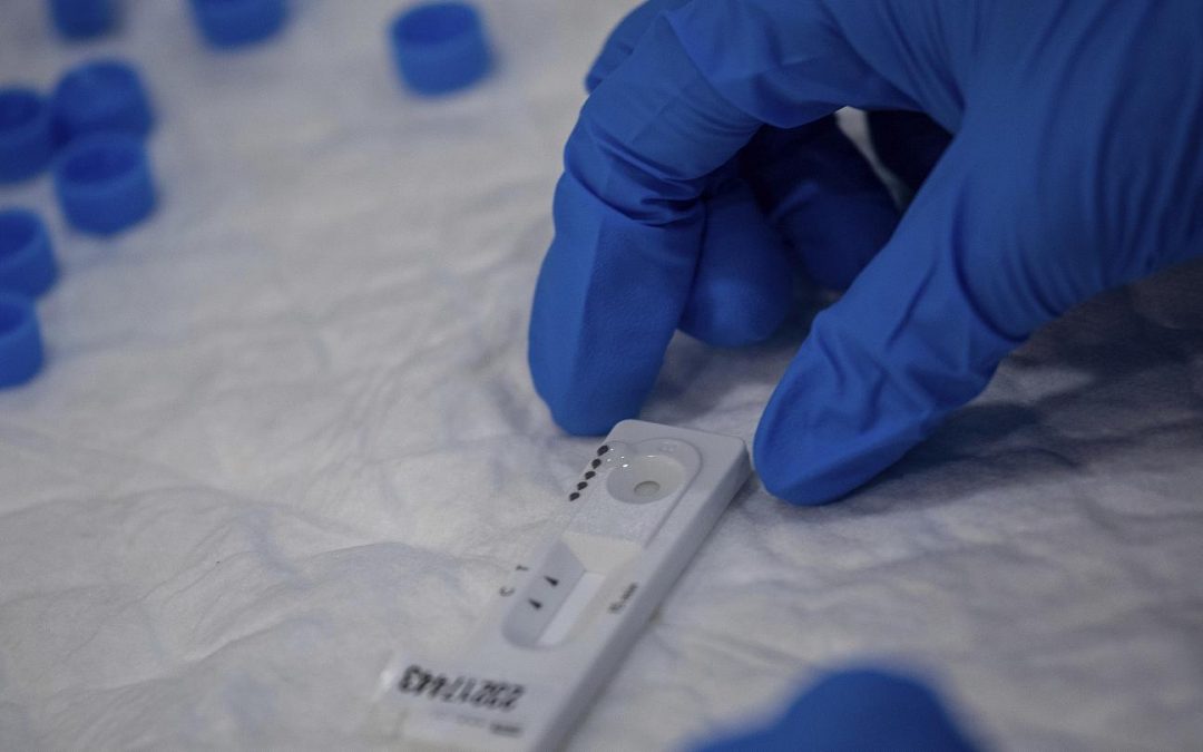 Distribuidores Farmacêuticos entregaram mais de 1,6 milhões de testes rápidos COVID-19 às farmácias
