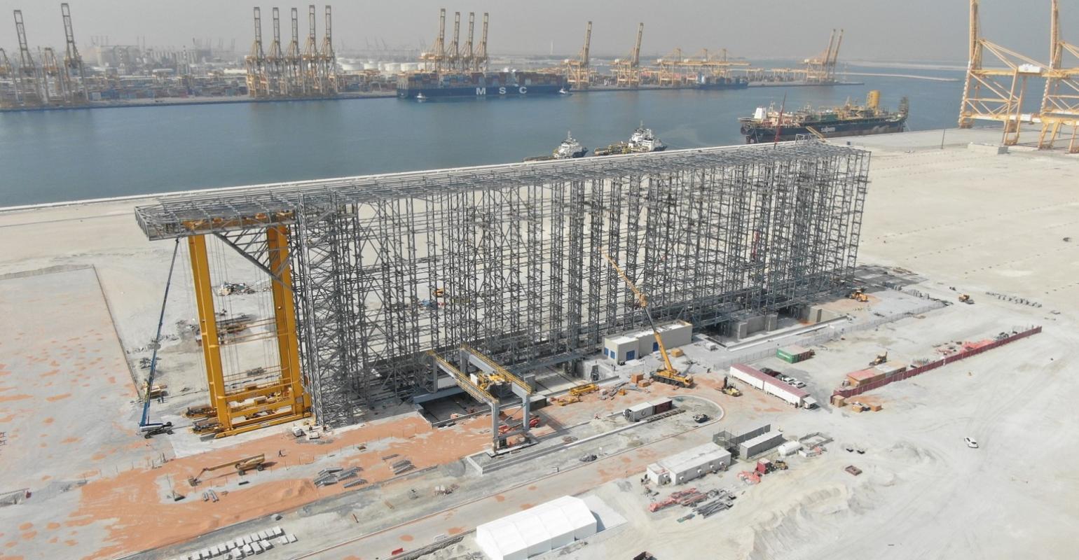 DP World conclui testes de sistema automático de armazenamento de contentores