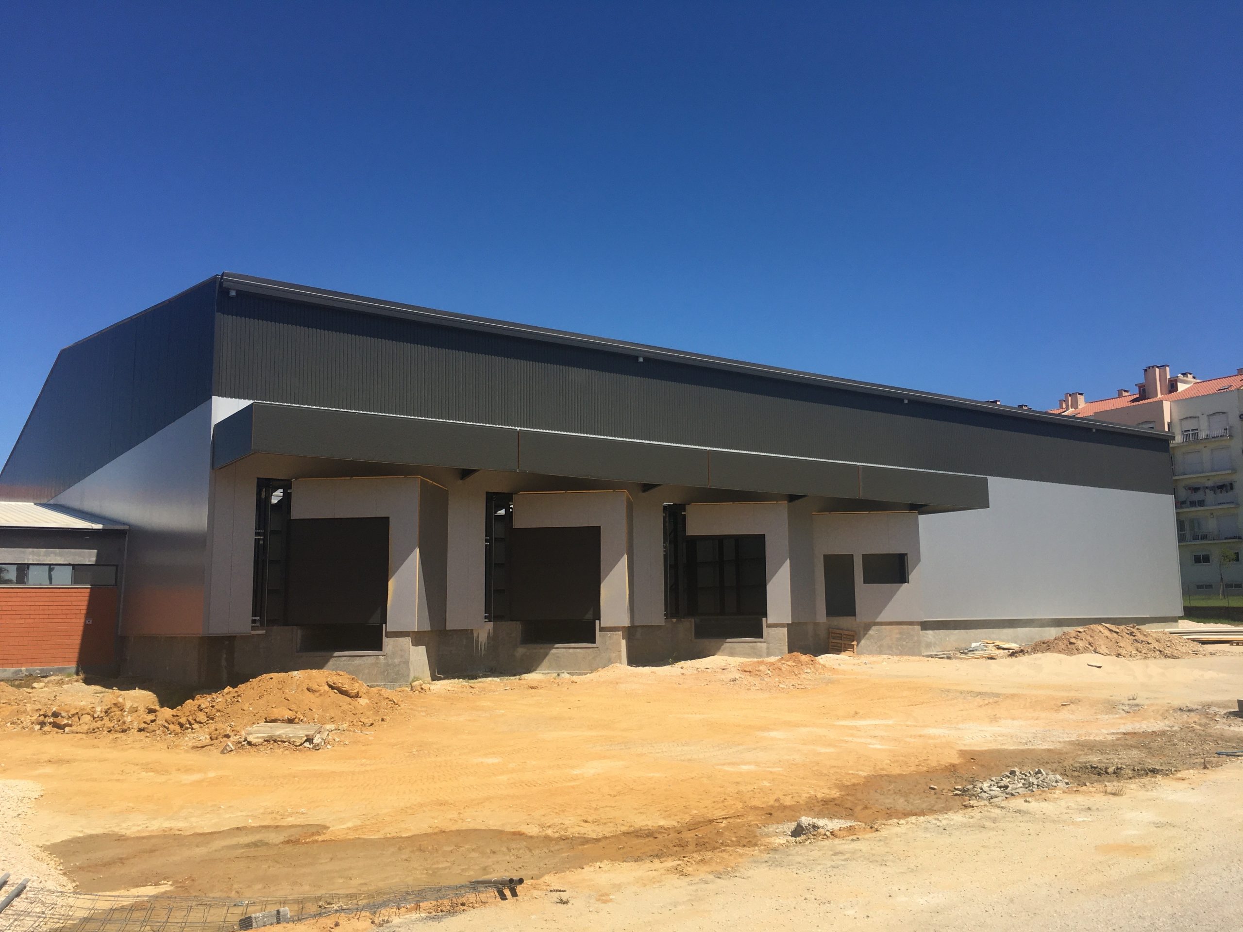 Izidoro em fase de conclusão do seu novo armazém no Montijo