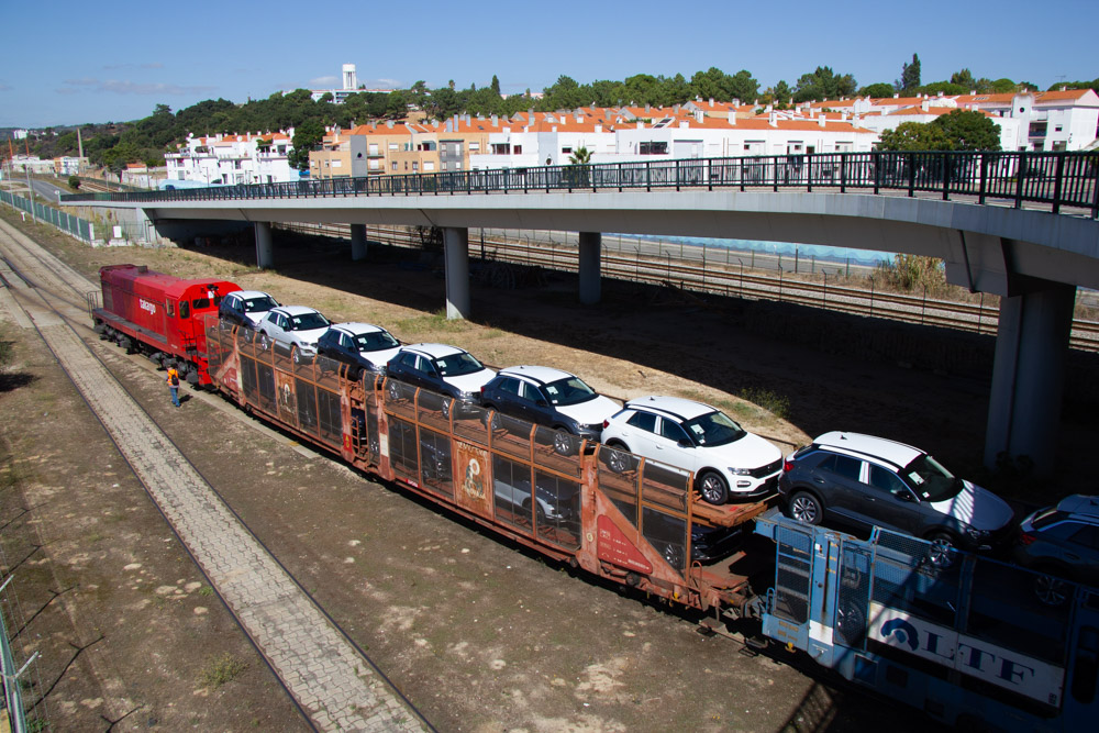 VW Autoeuropa duplica capacidade de transporte com vagões de 2 andares
