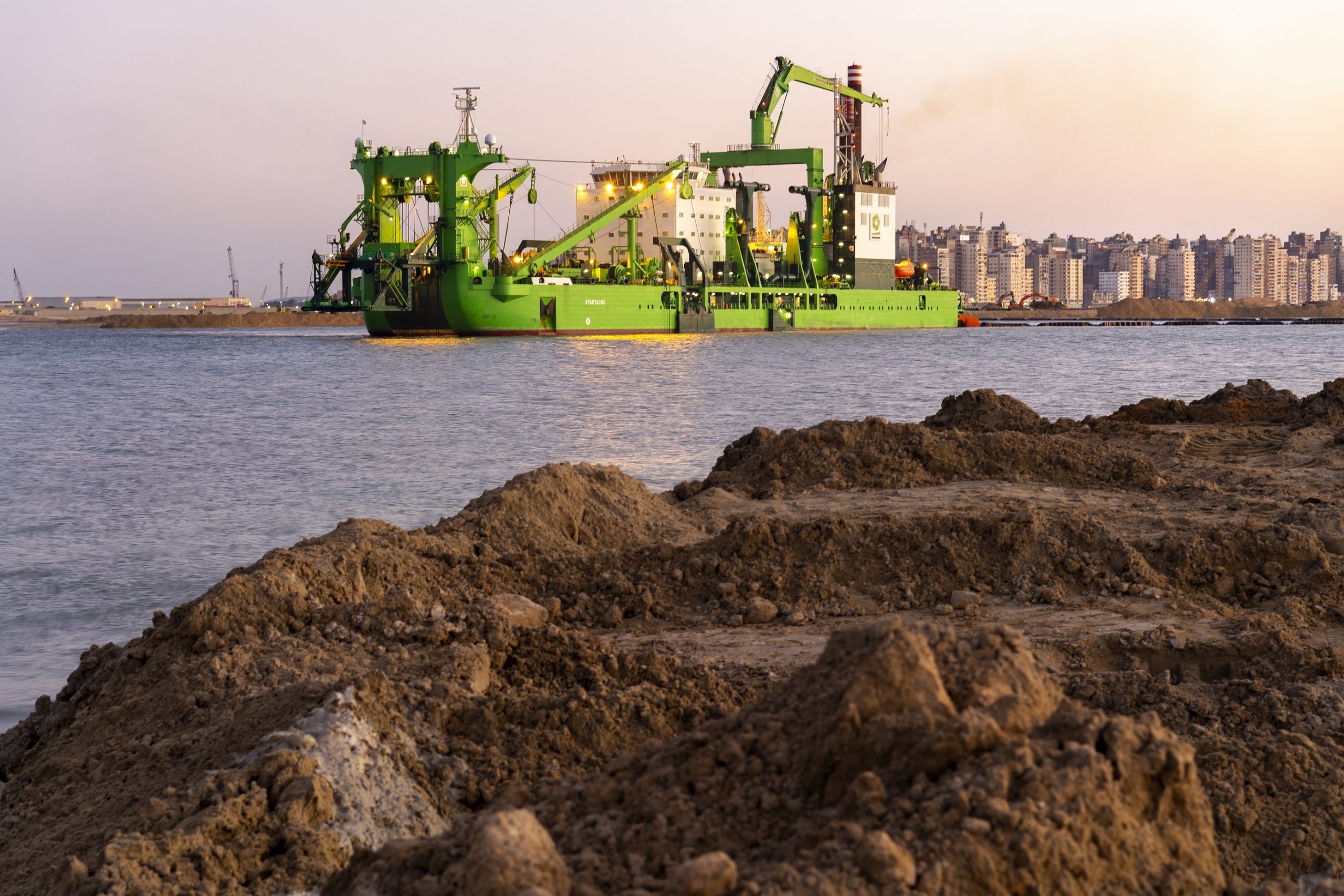 Maior draga do mundo na obra do quebra-mar de Leixões