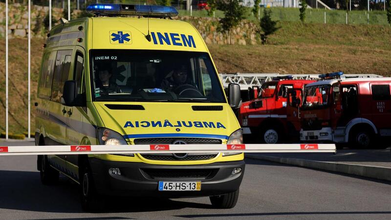 Incêndio na base logística do INEM destrói cinco viaturas e material