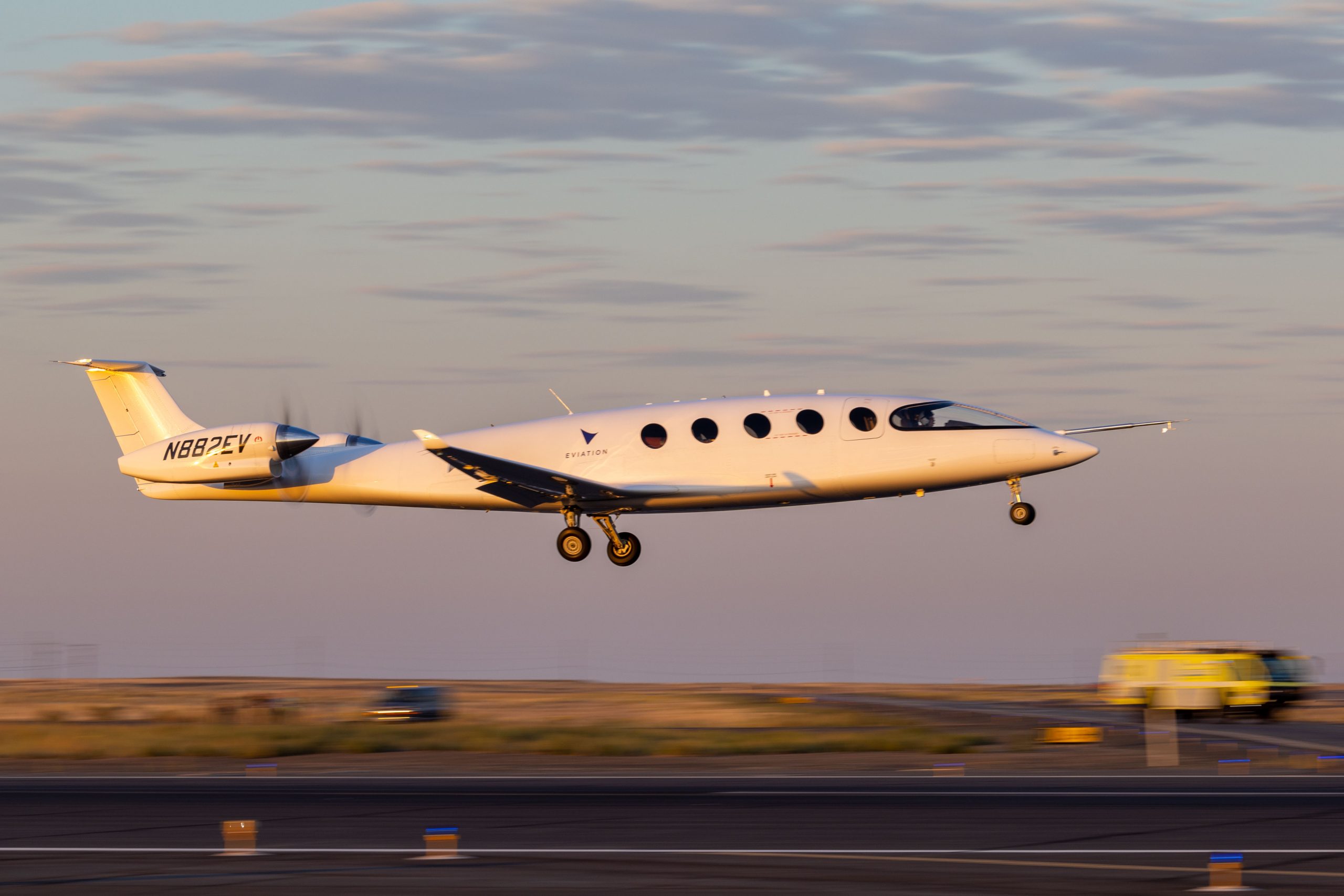 Avião totalmente elétrico descola e faz voo inaugural nos Estados Unidos
