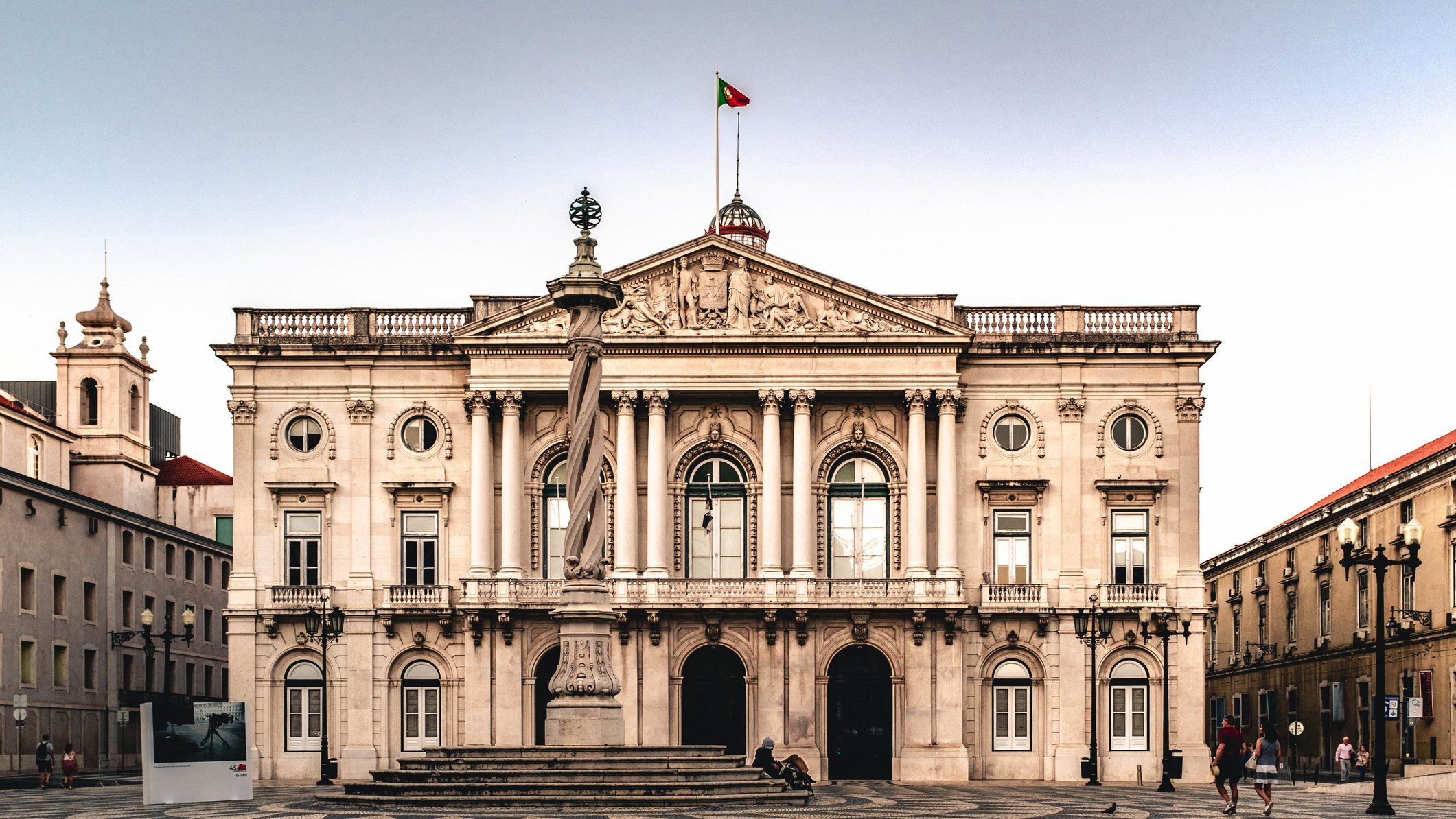 Grandes câmaras municipais contratam por ajuste direto