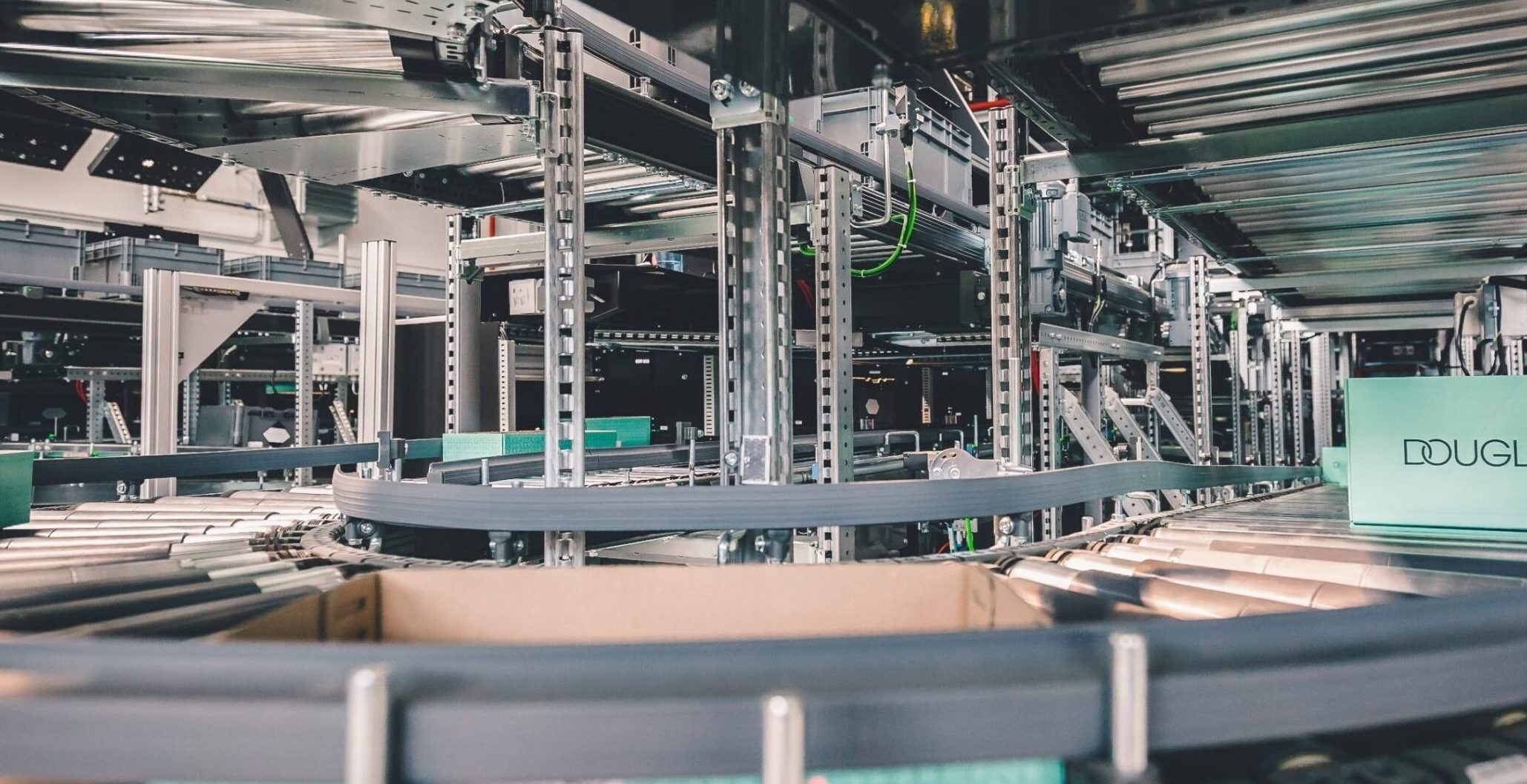 Arvato und Douglas eröffnen ein hochmodernes Logistikzentrum in Deutschland