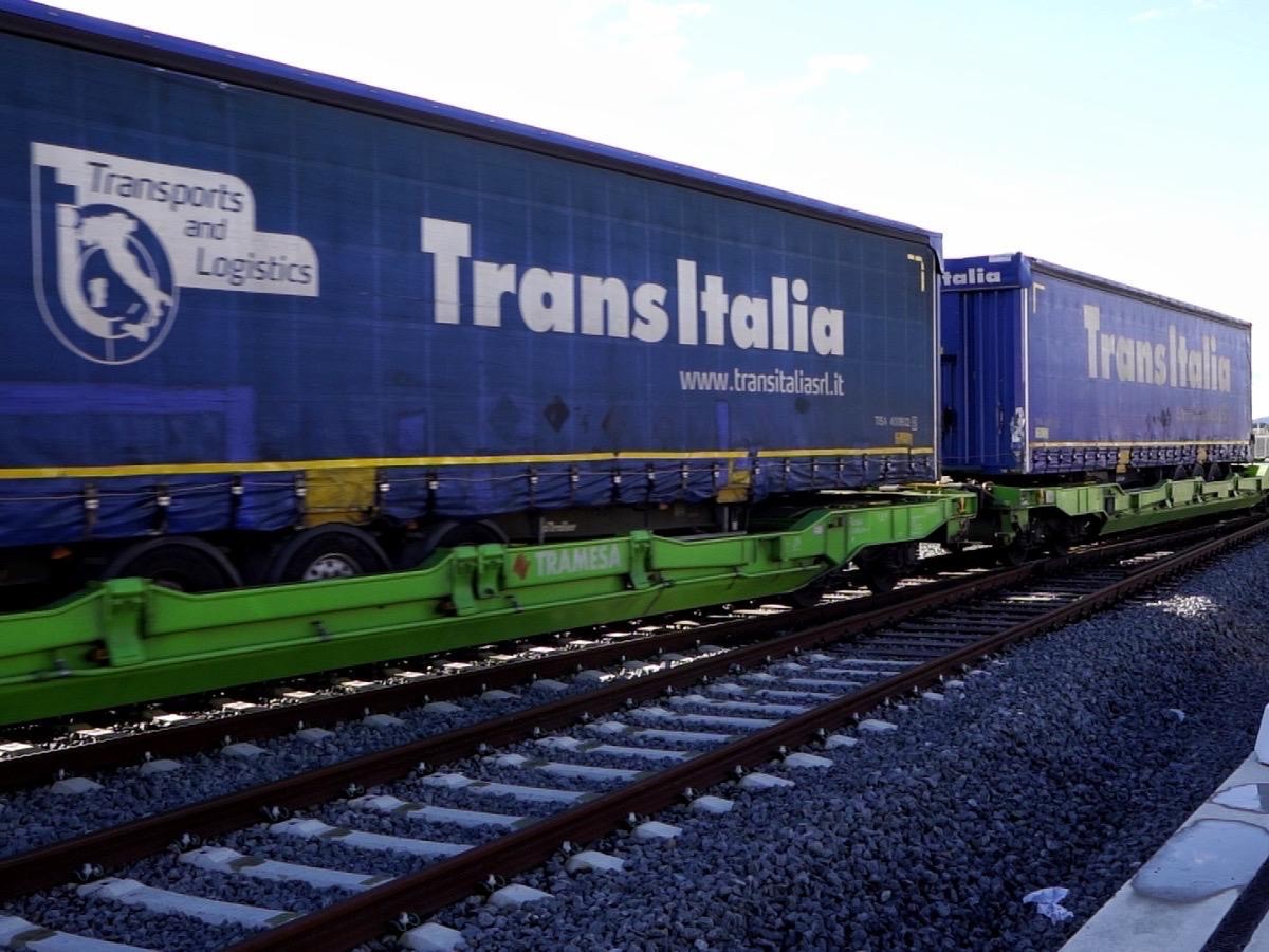 Realizado primeiro transporte de semi-reboques em comboio em Portugal