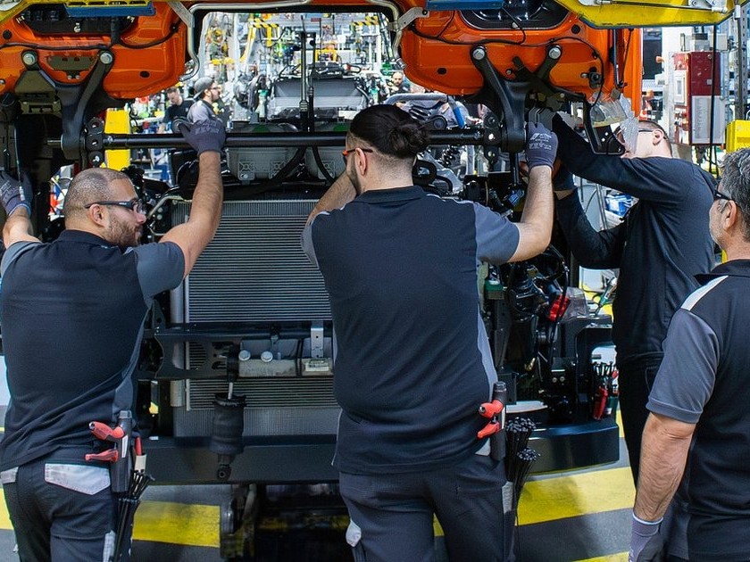 Mercedes inicia produção de nova geração de camiões elétricos