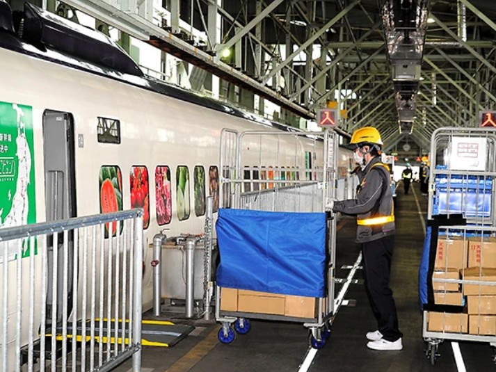 Japão estreia transporte de carga em “comboio-bala”