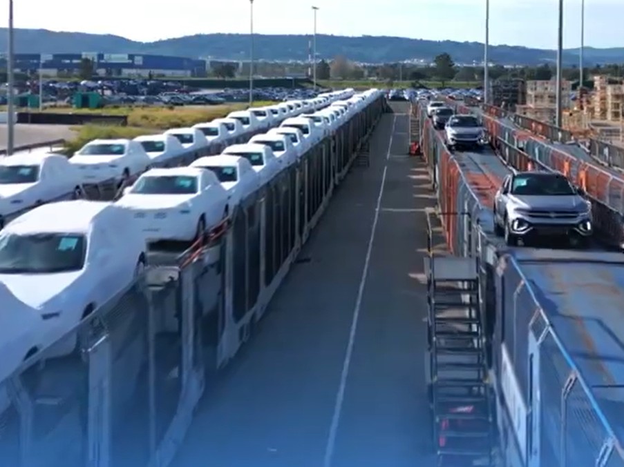 VW e RodoCargo operam 3.º comboio diário entre Autoeuropa e Setúbal