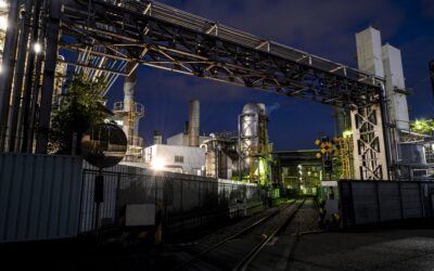 Fecho do Estreito de Ormuz e energia cara travam indústria química