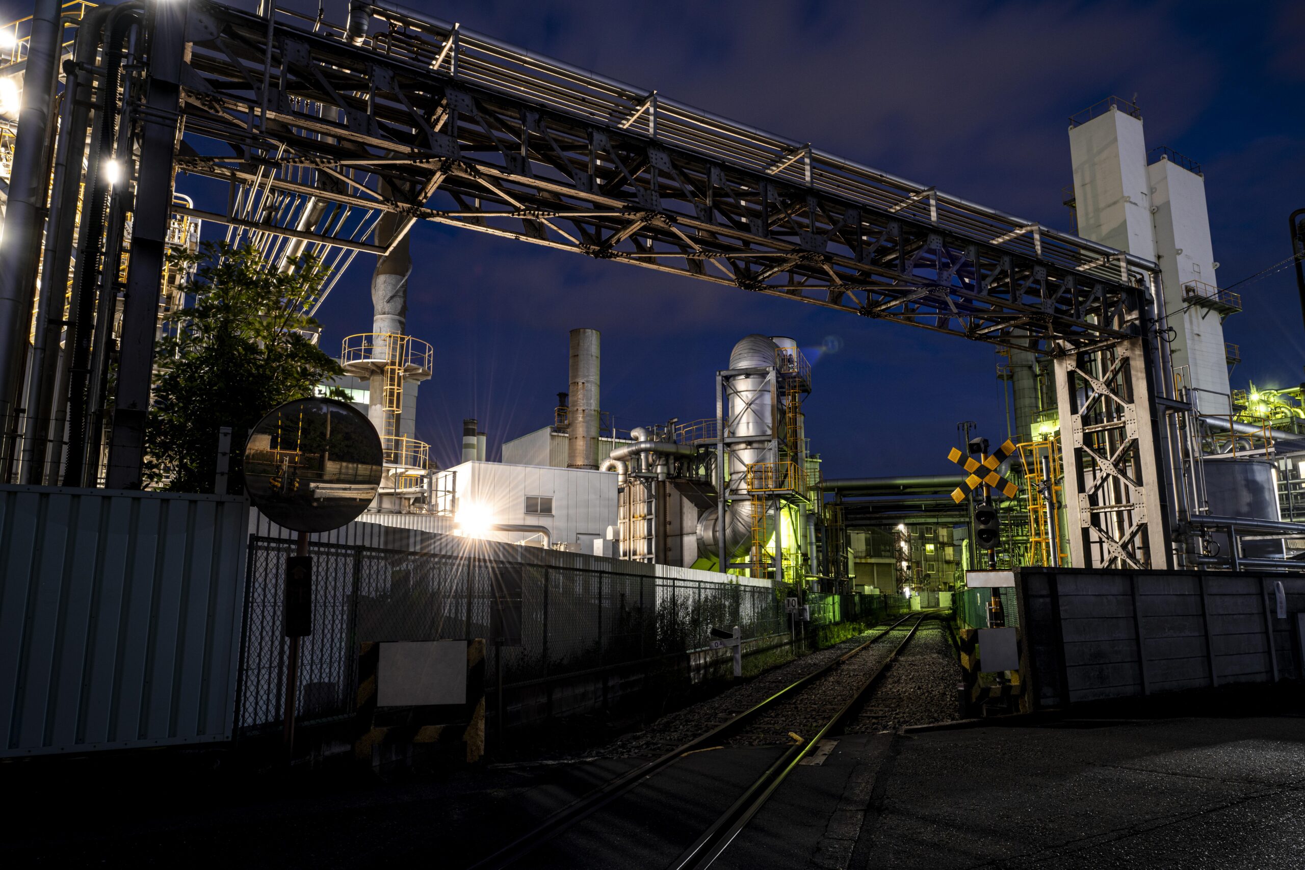 Fecho do Estreito de Ormuz e energia cara travam indústria química