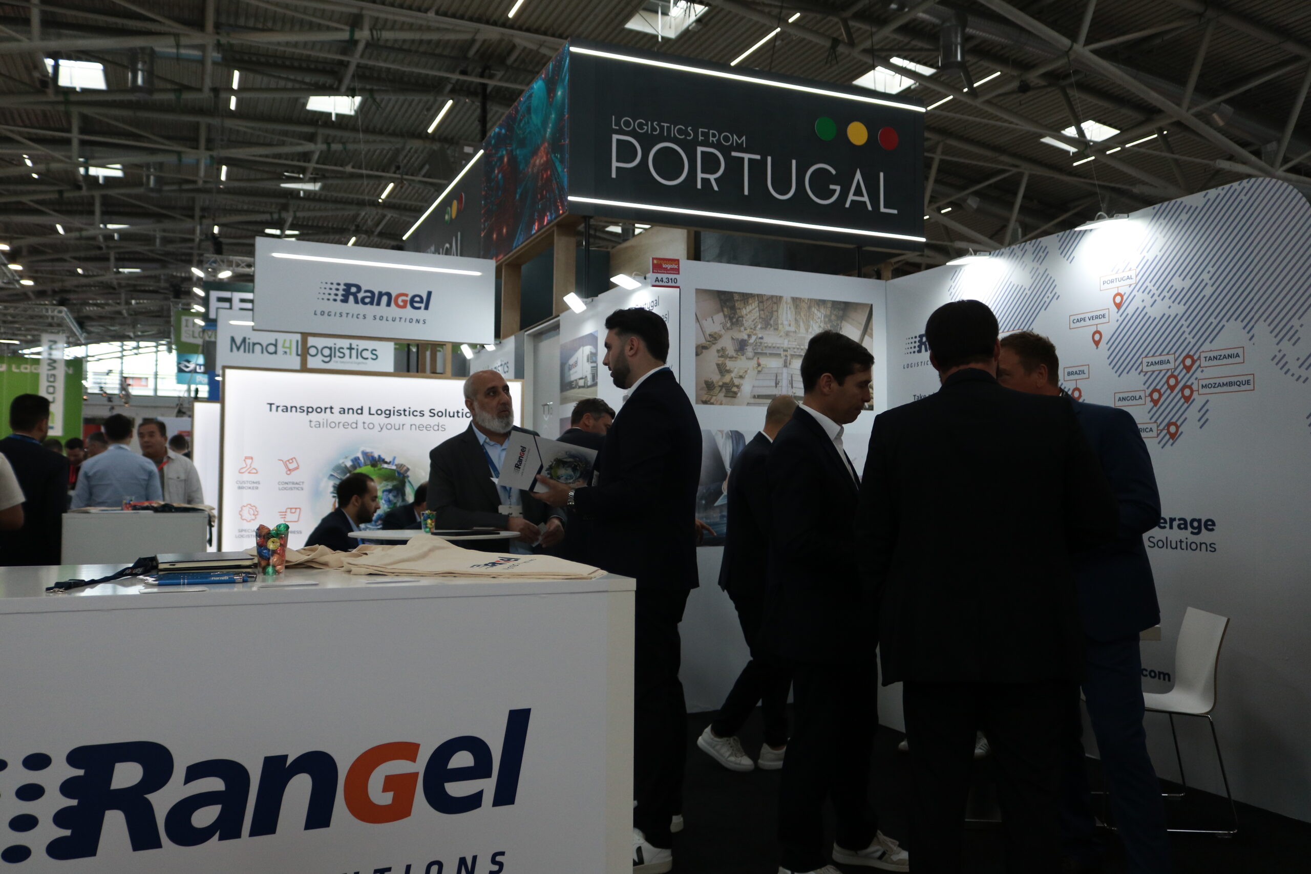Balcão de atendimento do stand Logistics from Portugal em Munique