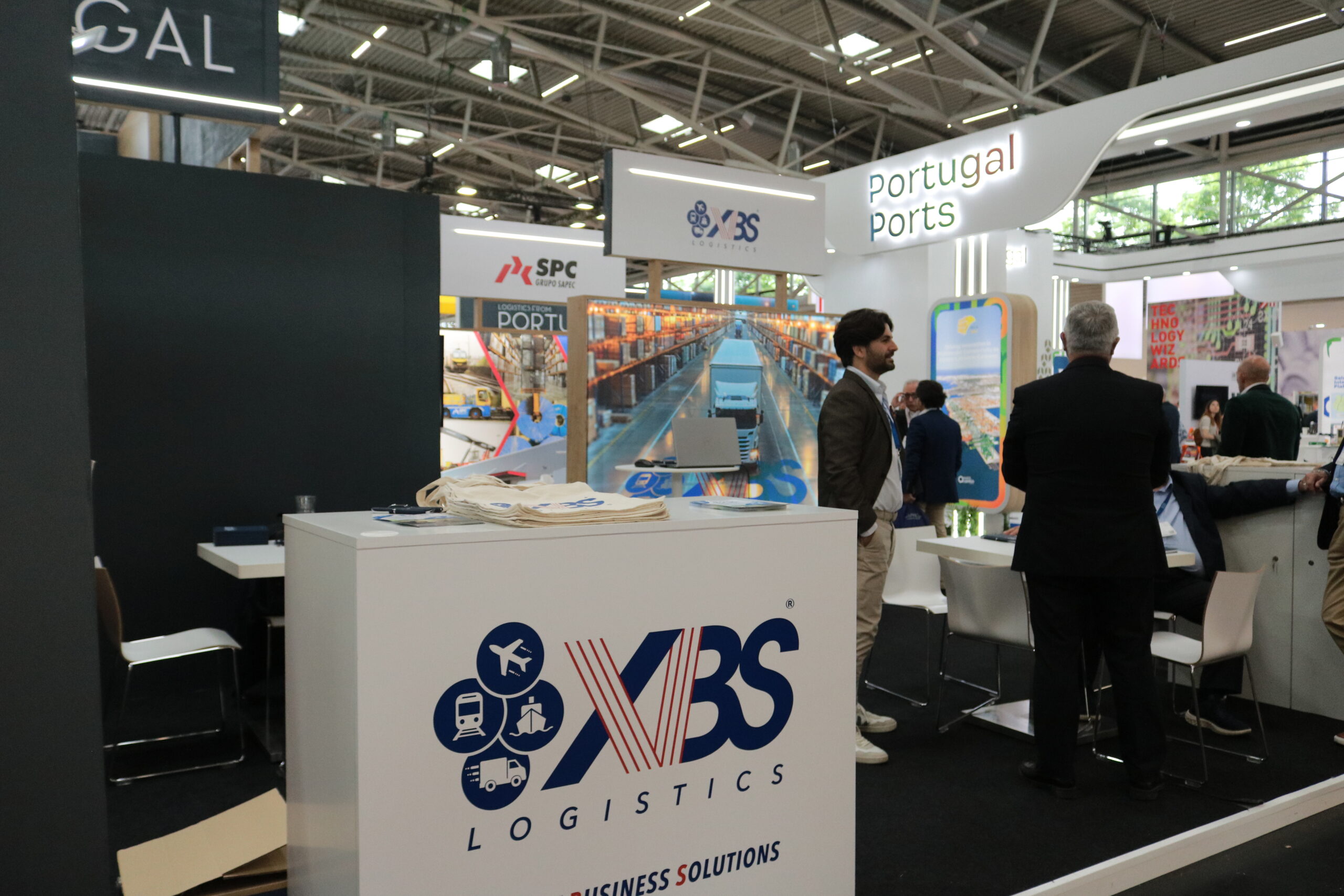 Apresentação de soluções de supply chain a visitantes da feira