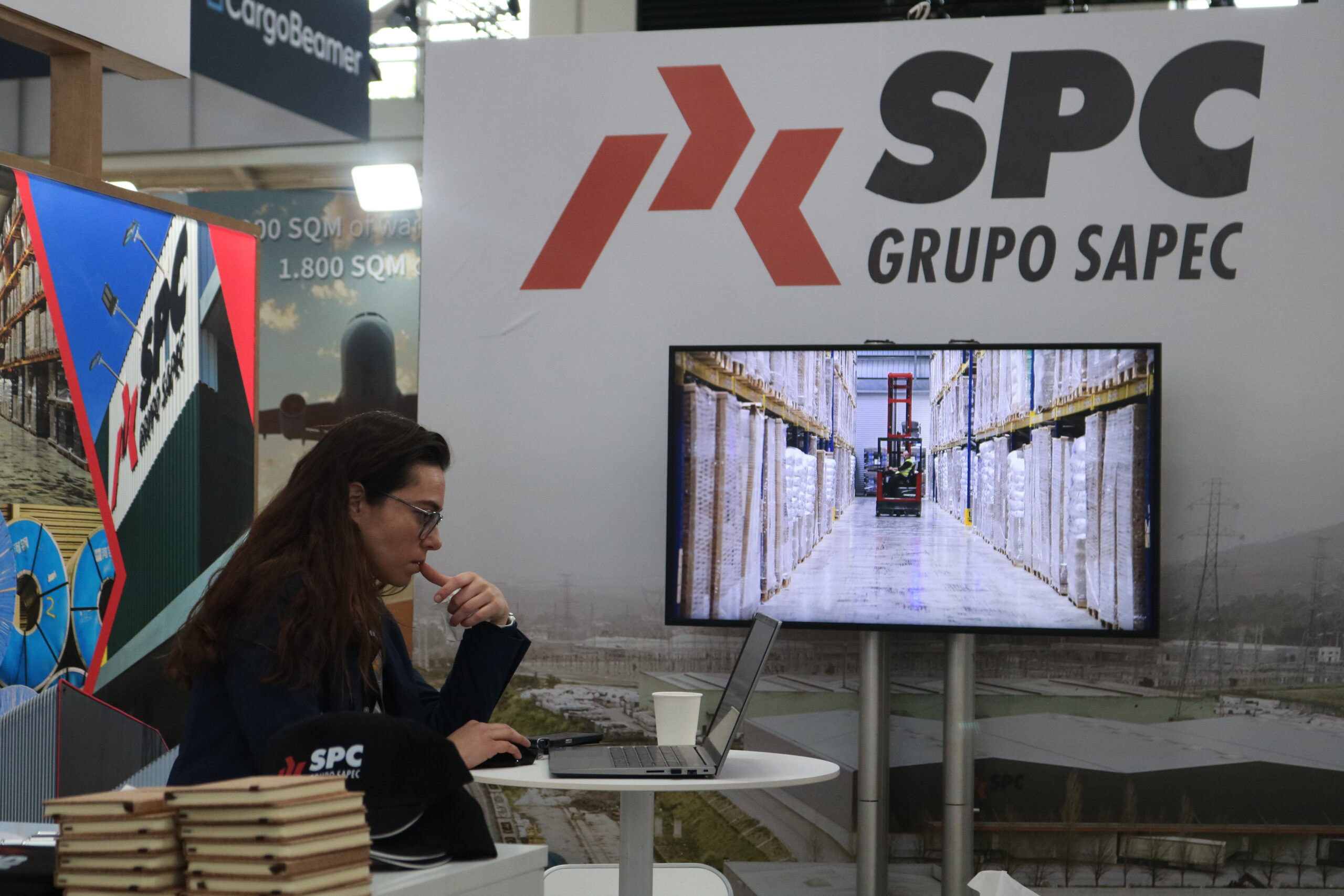 Equipa de expositores no Portugal Pavilion - Logistics from Portugal