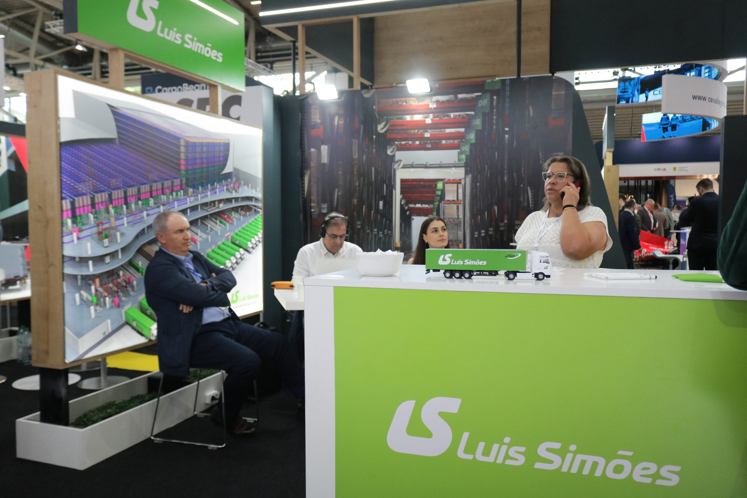 Visitantes internacionais a conhecer as empresas expositoras