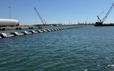 Porto de Aveiro apoia carga de projeto com tubos de 1.140 metros para aquacultura na Praia de Mira