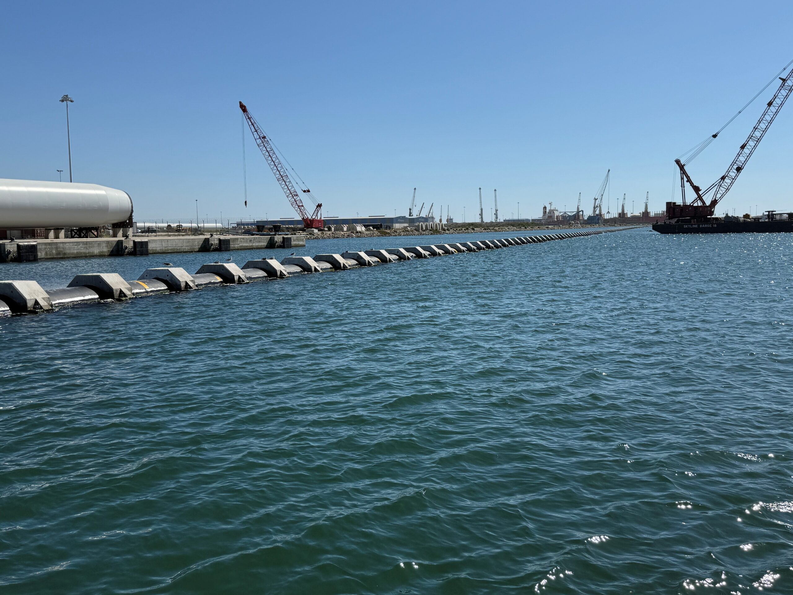Porto de Aveiro apoia carga de projeto com tubos de 1.140 metros para aquacultura na Praia de Mira